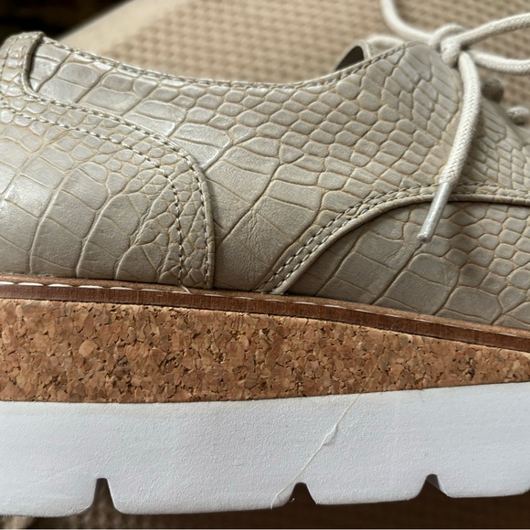 Steve Madden Croc Embossed Tan Platform Wedge Oxford Style shoes size 8 - Picture 7 of 9